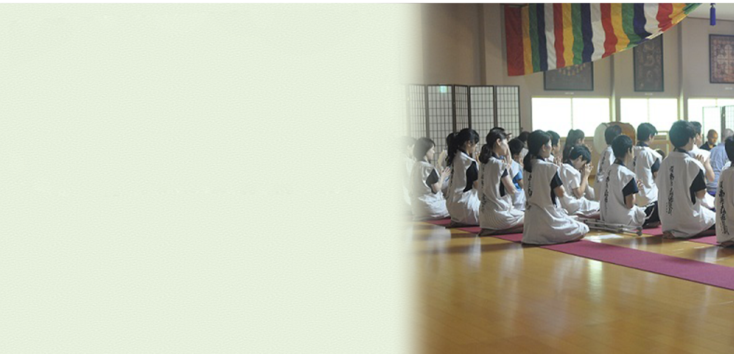 夏休み(小学生・中学生) 不登校 修行体験 密教座禅と写経でこころ清らかに修行の雰囲気を体験できる空間。日常を離れて静寂のなか本格的な修行体験をどうぞ。